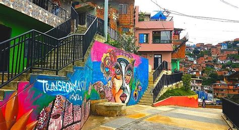 Medellin Graffiti Tour Comuna 13 .